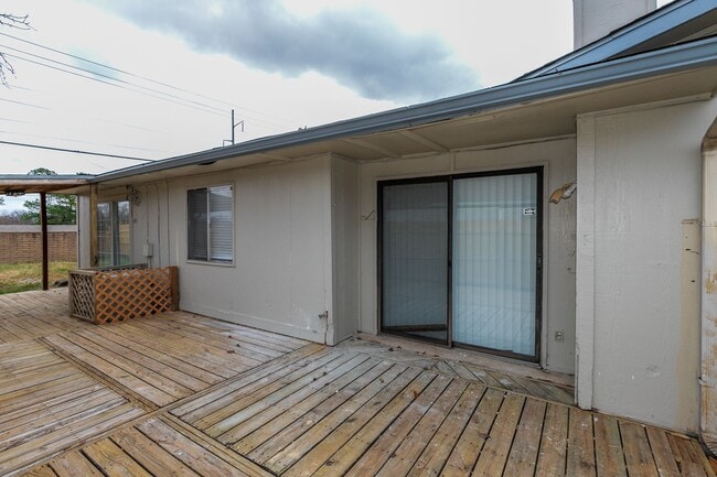 Building Photo - 2 Bed | 1.5 Bath East Tulsa with Spacious Back yard!