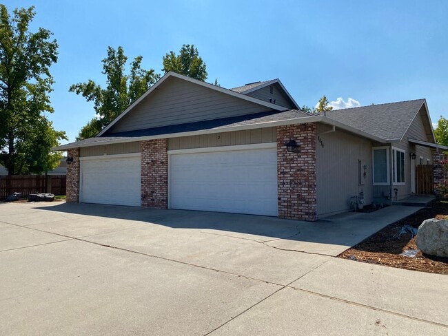 Building Photo - 2076 Fancy Oaks Dr, Redding, CA 96003