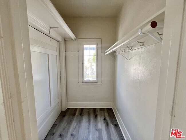 Building Photo - 946 S Burlington Ave