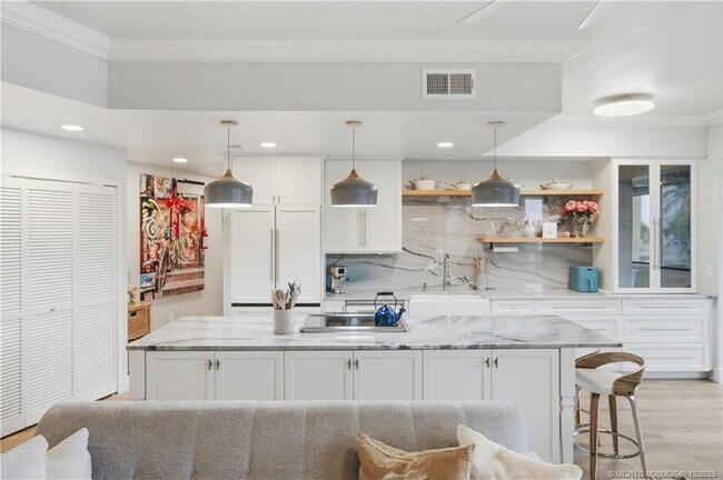 Building Photo - 150 SE Four Winds Dr