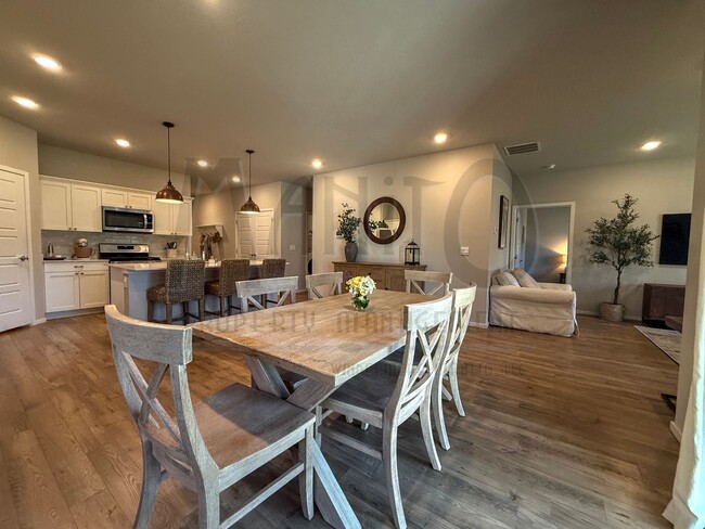 Building Photo - Stunning Windhaven Home