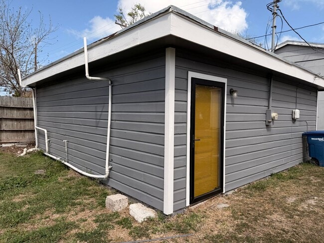 Building Photo - This studio apartment is conveniently located one block from Spohn Shoreline,