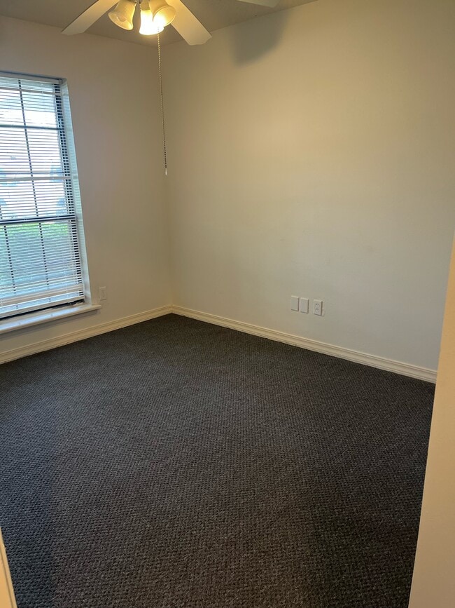 Building Photo - 2524 Downs Cir