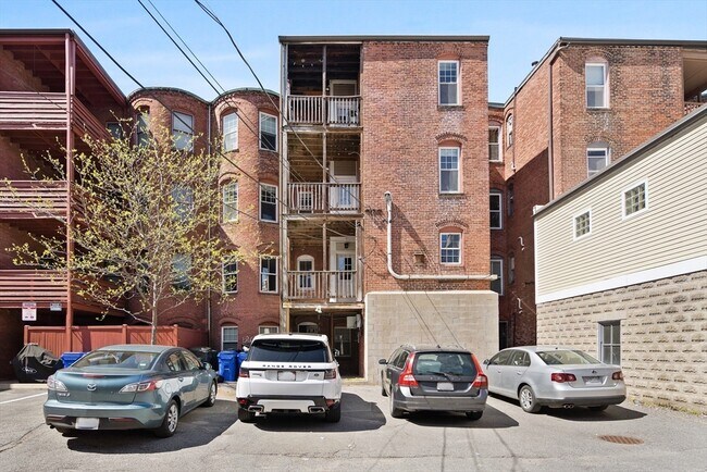 Building Photo - 1867 Beacon St