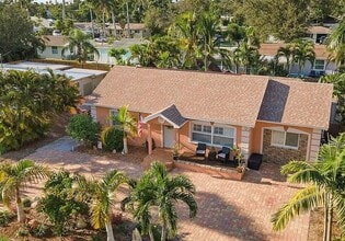 Building Photo - Charming 3-bedroom, 2-bath pool home available for move-in at the end of June.