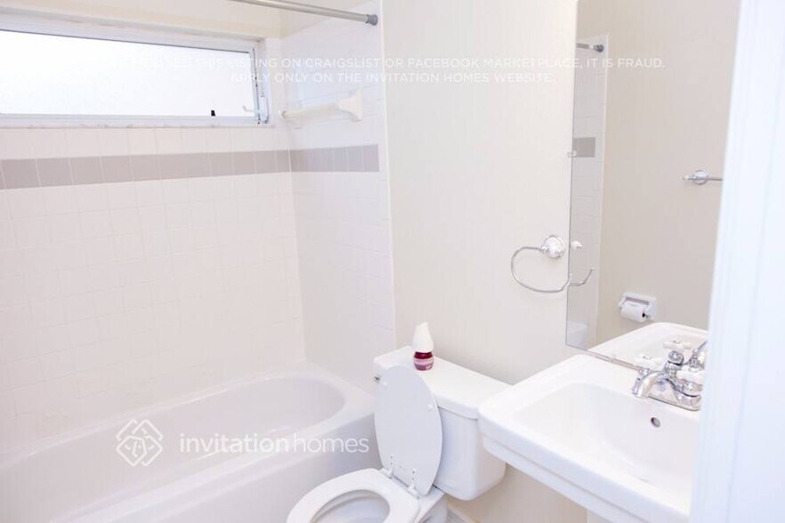 Building Photo - 7814 34th Ct E