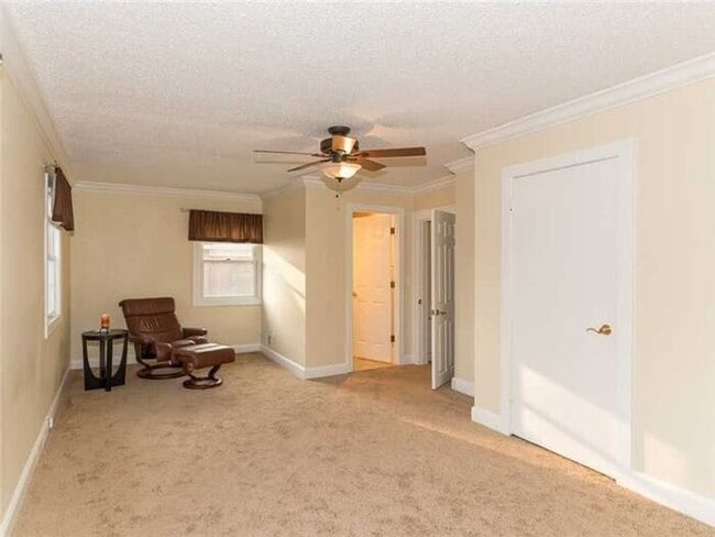 Building Photo - Solid Butler Student Rental Close to Campus!