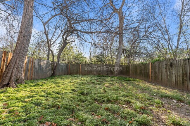 Building Photo - 1258 Grant Dr