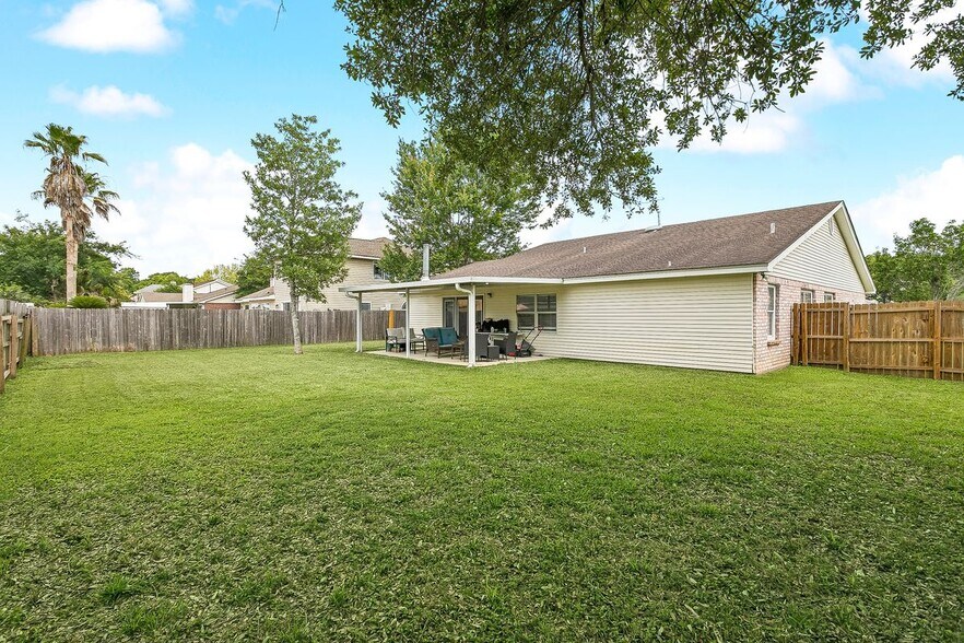 Building Photo - 3001 Meadow Lake Dr E