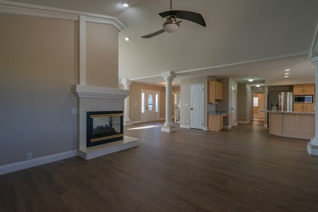 Building Photo - Spacious 6 Bedroom Home with a Balcony!