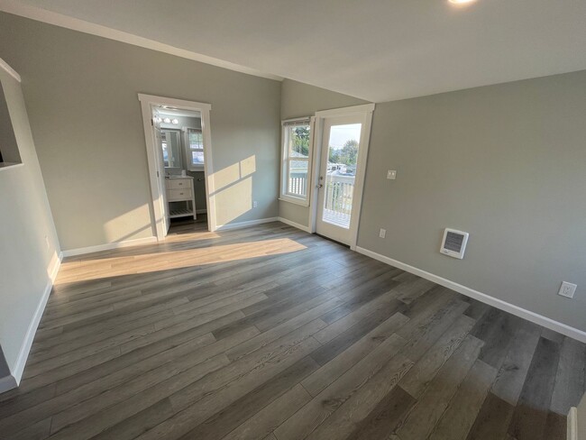 Building Photo - FULLY RENOVATED LESS THAN 2 YEARS - 2BED/1BATH WITH BONUS/OFFICE SPACE