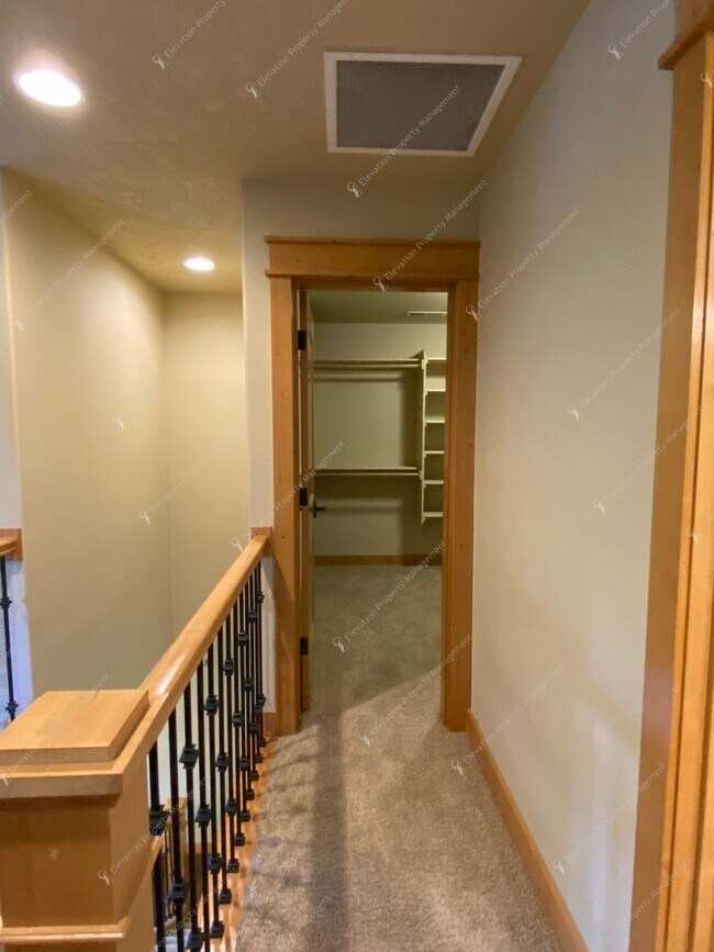 Building Photo - *Coming Soon* Charming Old Bend Rental | 3...