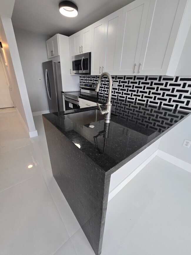 Building Photo - 1700 NW North River Dr