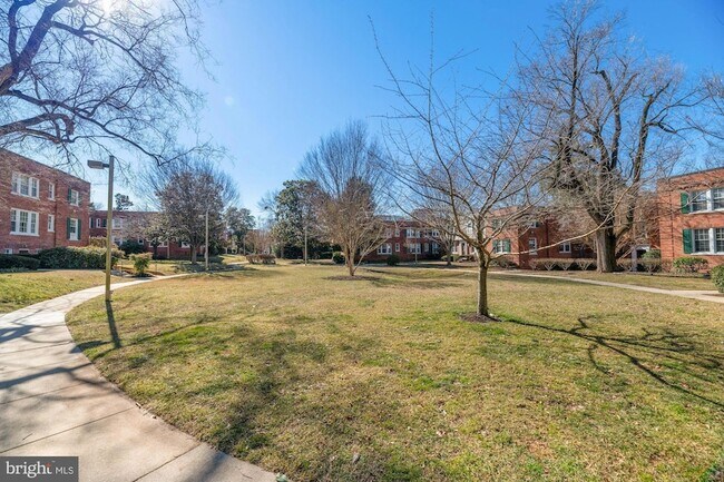 Building Photo - 1817 Queens Ln