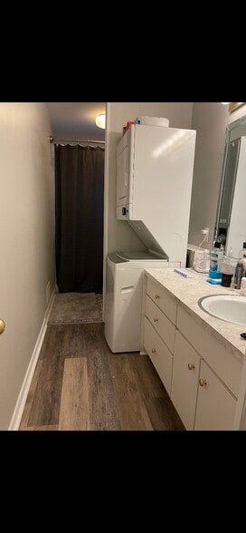 Bath in large bedroom - 1900 Richard Jones Rd