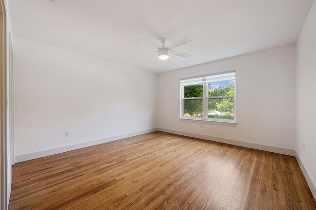 Building Photo - 2606 W 48th St