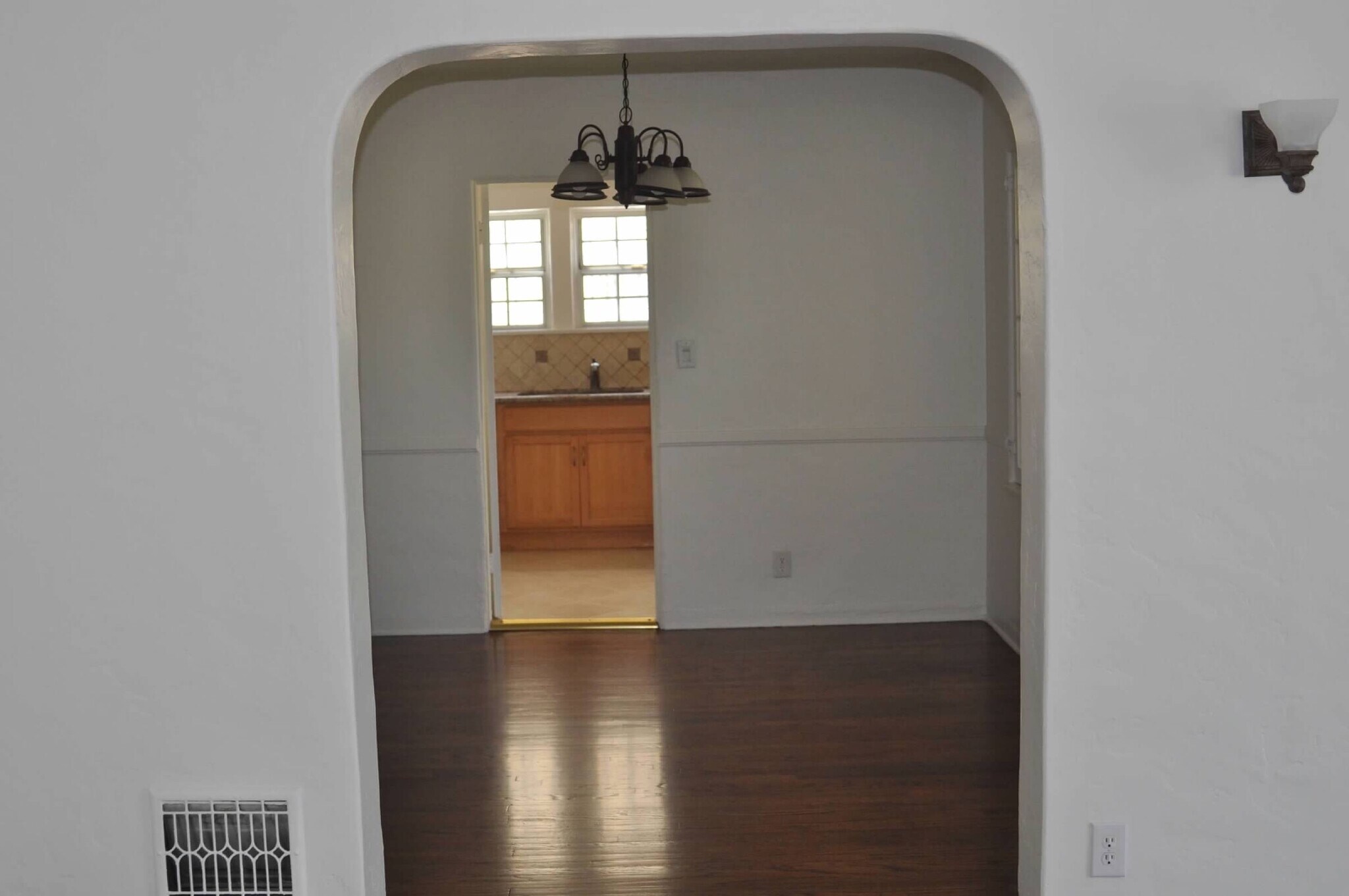 Nice arches throughout - 1354 S Cloverdale Ave