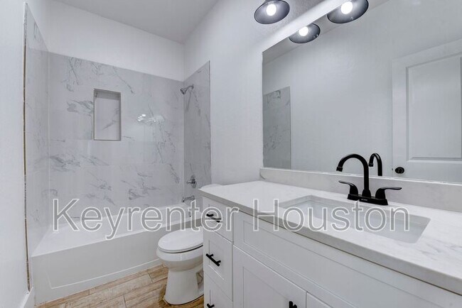 Building Photo - 5121 Southwind St