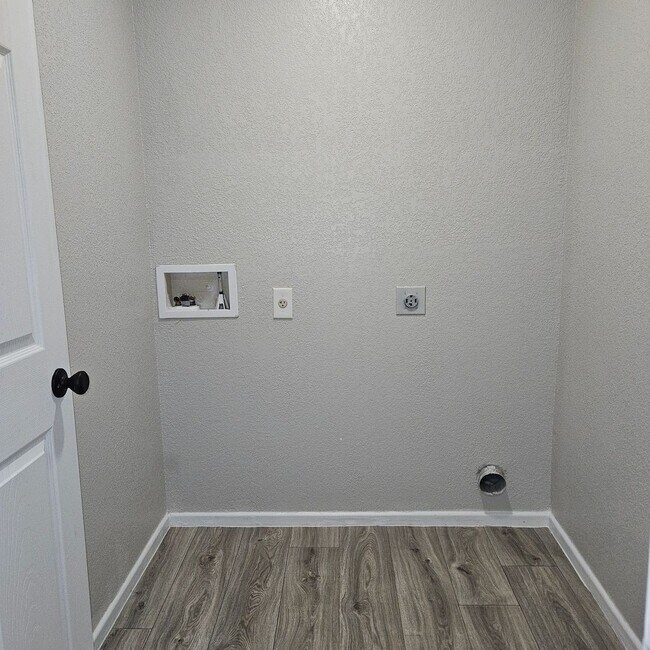 Building Photo - Remodeled 3 Bedroom Home with Solar & Landscaping Included!