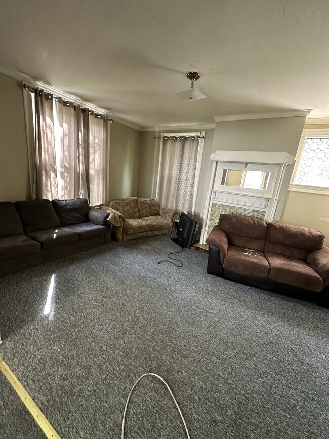 Building Photo - Great 6 bed 3 bath not far from UWEC! Available June 1st