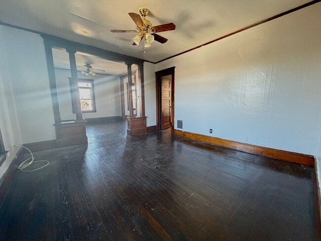 Building Photo - 1123 W Belden Ave