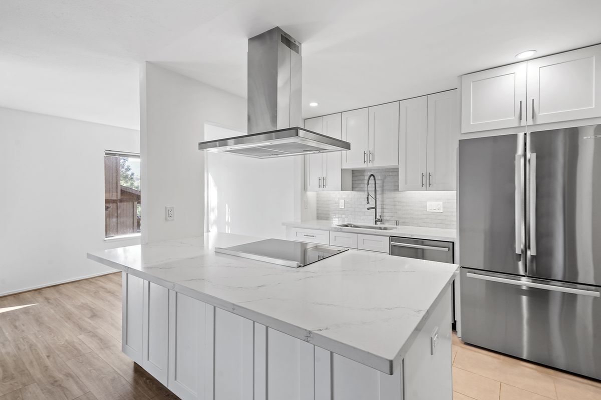 Building Photo - 3338 La Mesa Dr