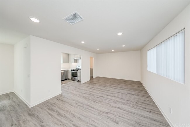 Building Photo - 9124 Huntington Dr