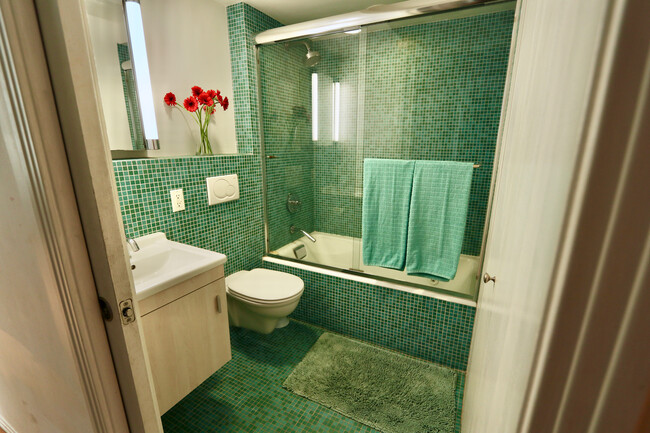 Full bathroom 2 - 1709 Dewey St