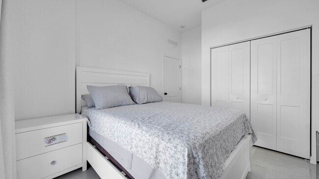 Building Photo - 415 NW 13 Ct