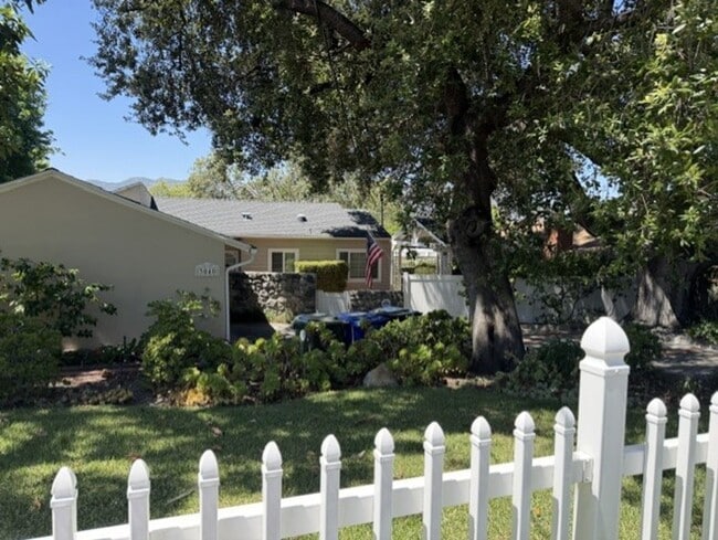Building Photo - Spacious & Charming 3 Bedroom and a Den Home with Beautiful Updates