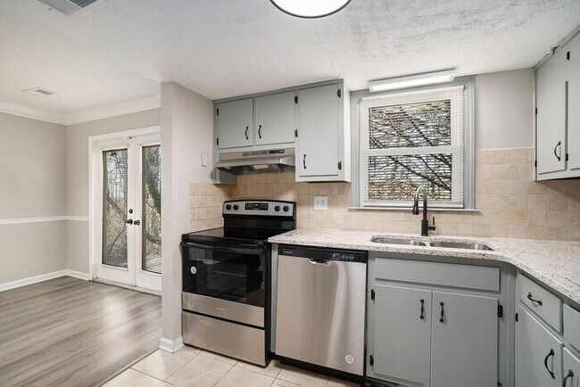 Building Photo - Renovated End Unit Townhome in Snellville!