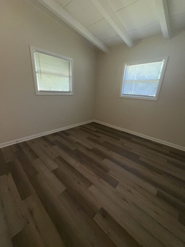 Building Photo - 2119 Lamore Dr