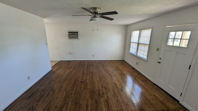 Building Photo - Detached Garage -2 Bedroom 1 Bath house- Drayton Mills Area