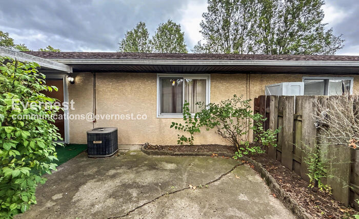 Building Photo - 2324 Woodbrook Cir N