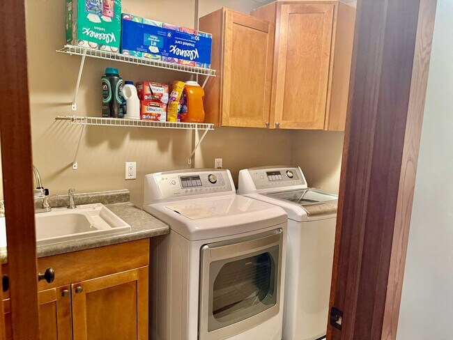 Building Photo - 4 Bed | 3 Bath | 2-Car Garage | Pet Friendly | Cobblestone Community -Available May 1st.