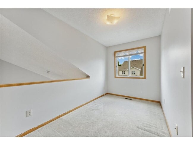 Building Photo - 2 Bed + Loft End Unit Townhome- Available 6/1