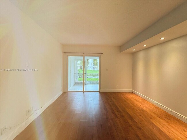 Building Photo - 100 Lakeview Dr