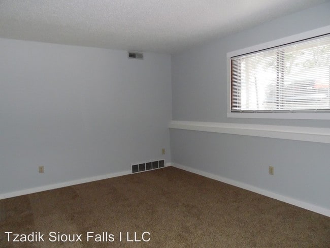 Building Photo - 3000-3012 S Mayfair Dr
