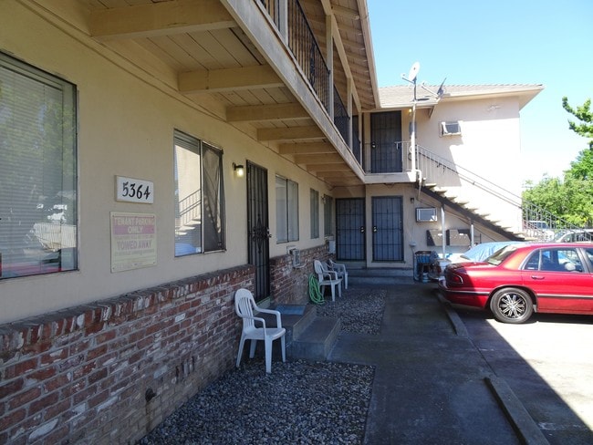 Building Photo - Young Street Apartments