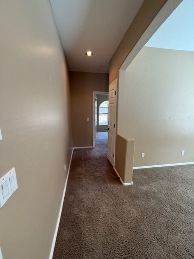 Building Photo - 2 Bedroom 2 Bath in Mountain Gate Contact ...