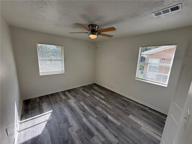 Building Photo - 4009 Ester Dr SW