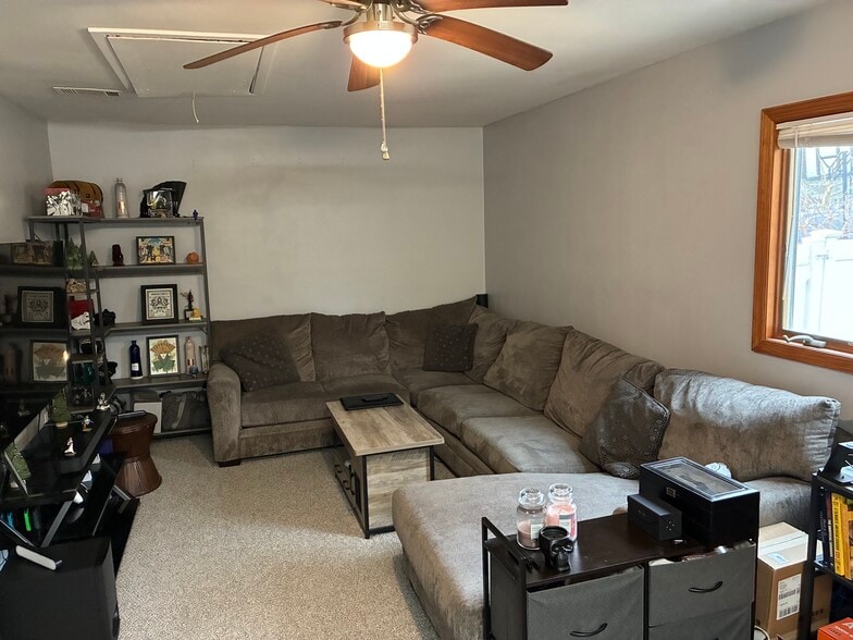 Building Photo - 14 Winside Ln