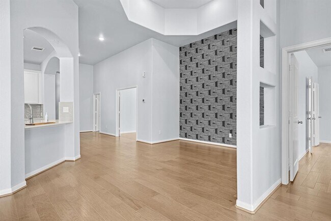 Building Photo - 133 Camella St