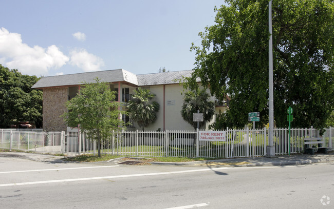 Primary Photo - Royal Dixie Manor