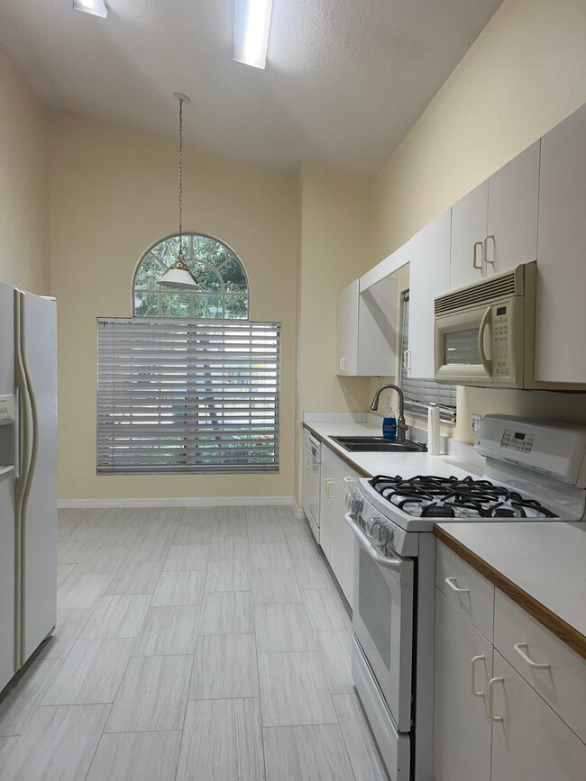 Building Photo - 1851 Abbeyridge Dr