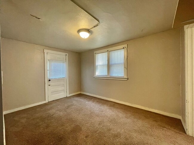 Building Photo - 3-4 Bed standalone