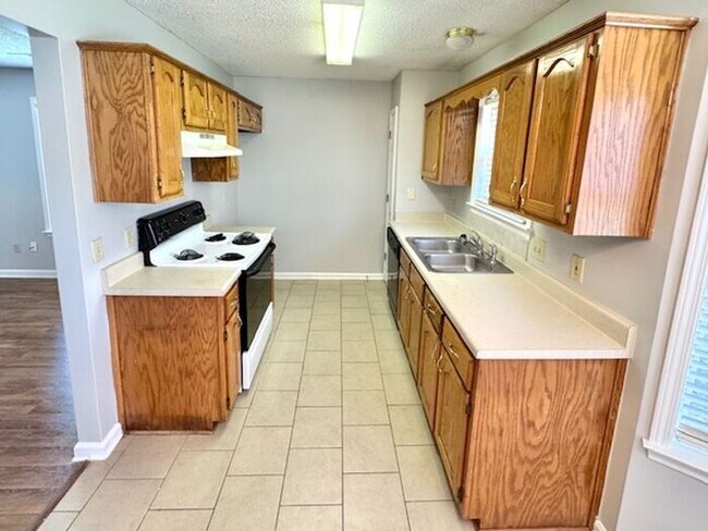 Building Photo - Available Now! 3 Bedroom 2 Bath Home in Co...