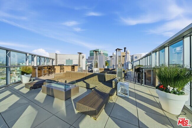 Building Photo - 13700 Marina Pointe Dr