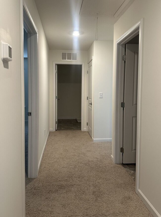 Building Photo - OPEN HOUSE Sat.  4/25 from 2pm to 4pm!  Come tour this spacious 3Bed/2.5Bath home in Maryville Ci...