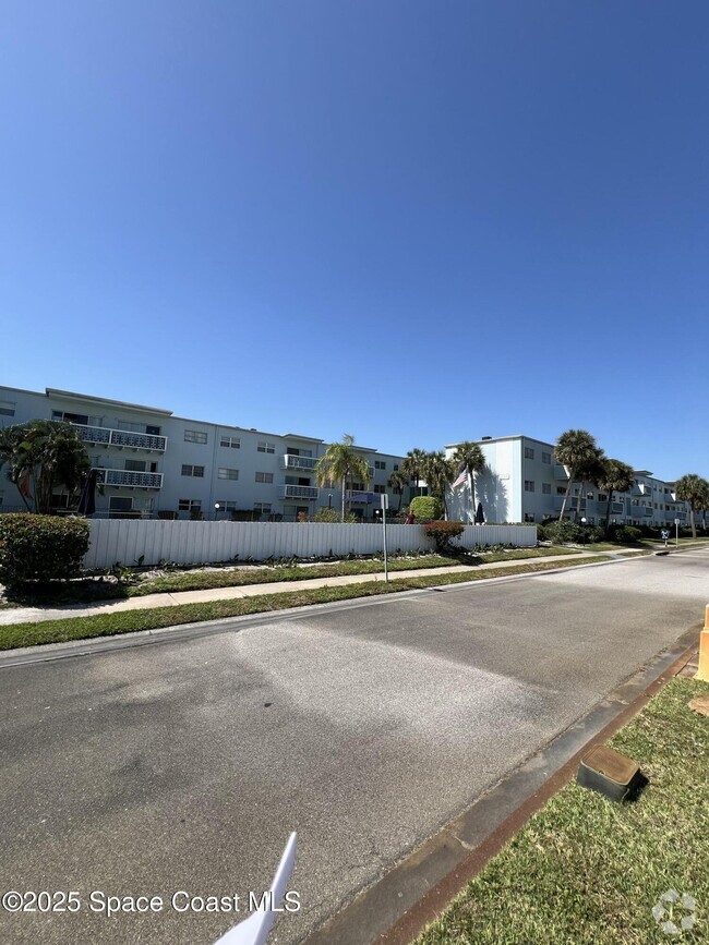 Building Photo - 223 Columbia Dr